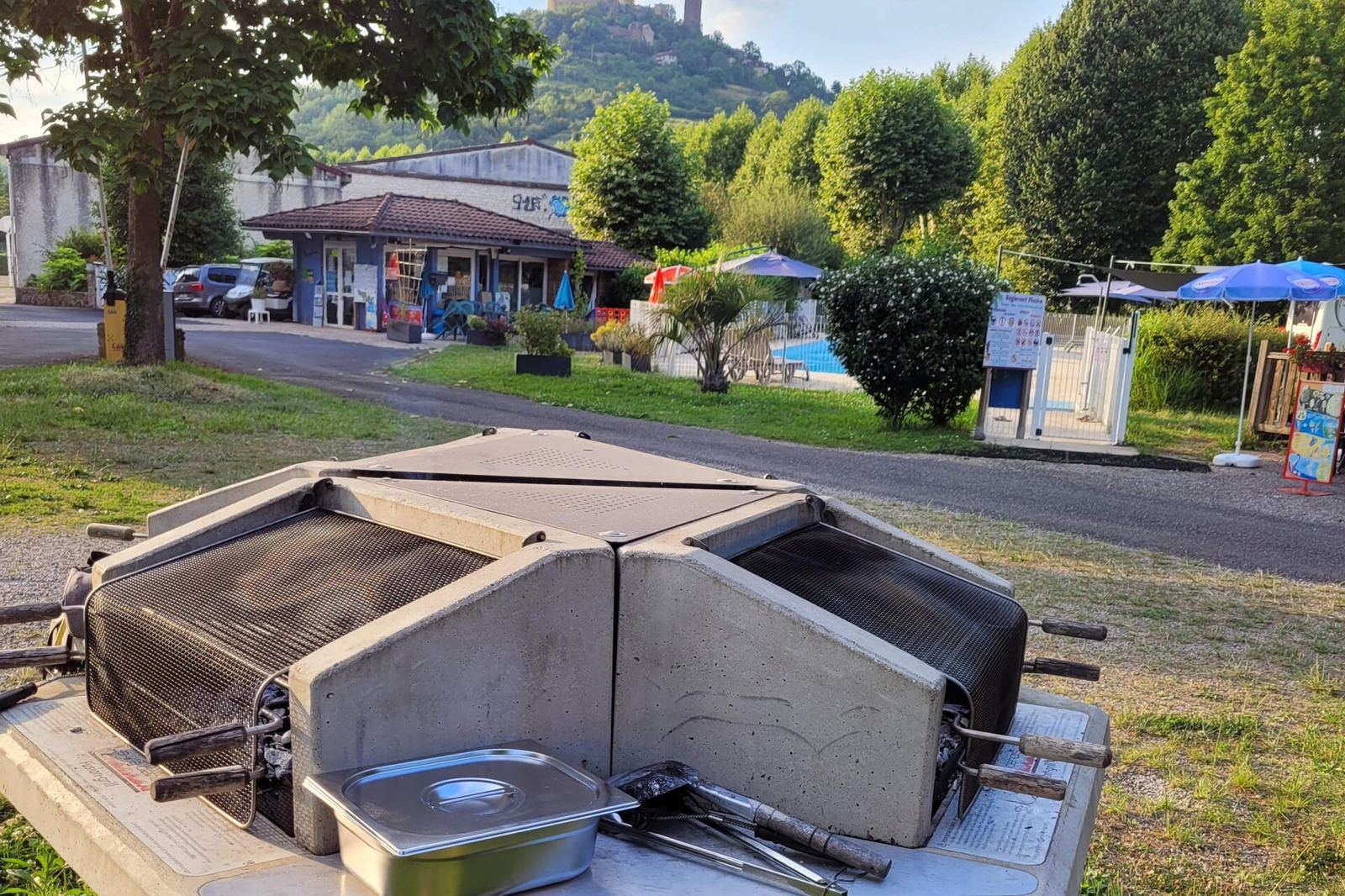 Le barbecue collectif du camping, au pied des Tours de Saint-Laurent