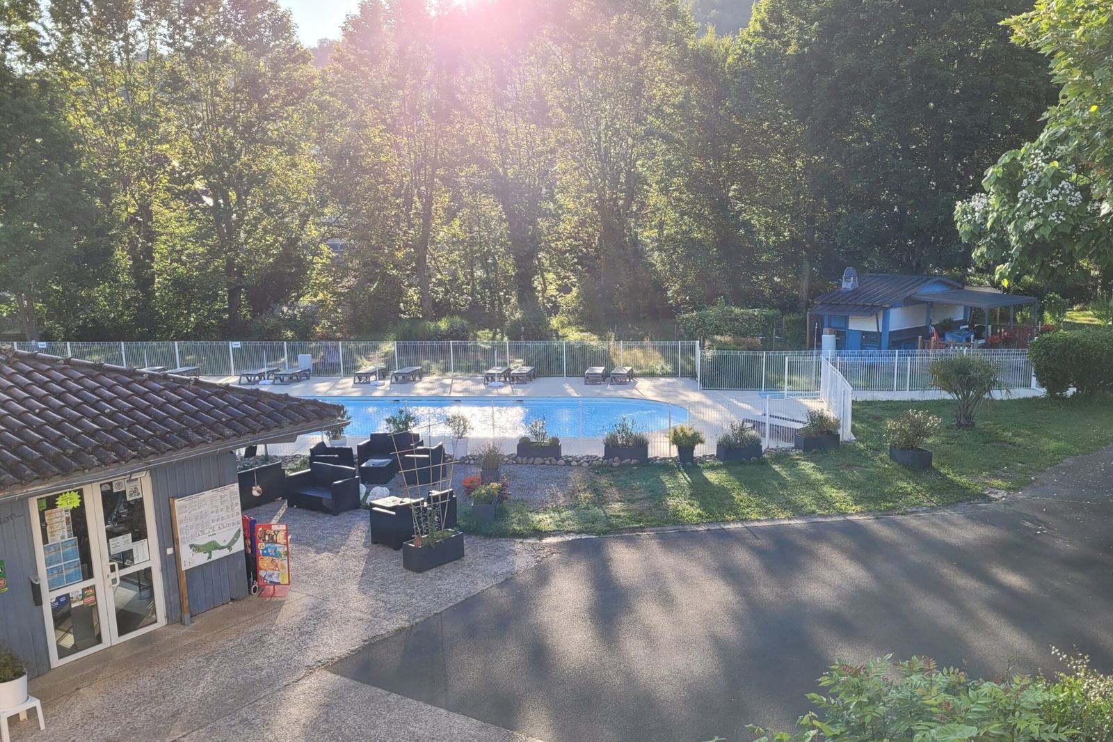 Emplacement ombragé sous les arbres au Camping Le Soulhol, au bord de la Bave à Saint-Céré
